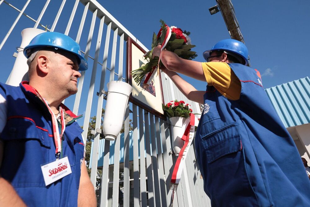 Złożenie kwiatów przy historycznej bramie nr 2 Stoczni Gdańskiej – 31 sierpnia 2022. Fot. Mikołaj Bujak (IPN)