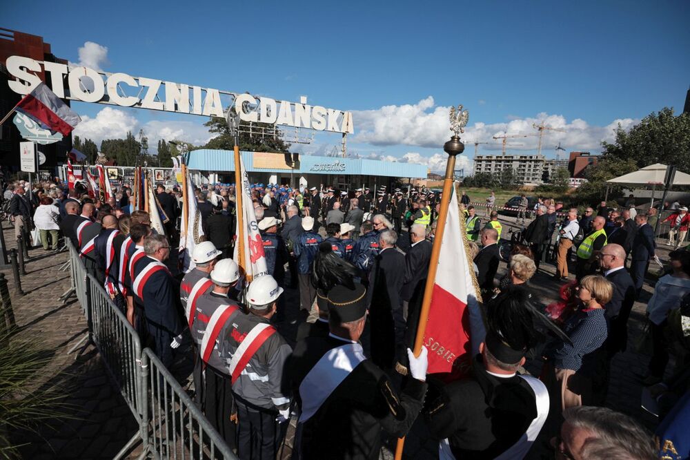 Złożenie kwiatów przy historycznej bramie nr 2 Stoczni Gdańskiej – 31 sierpnia 2022. Fot. Mikołaj Bujak (IPN)