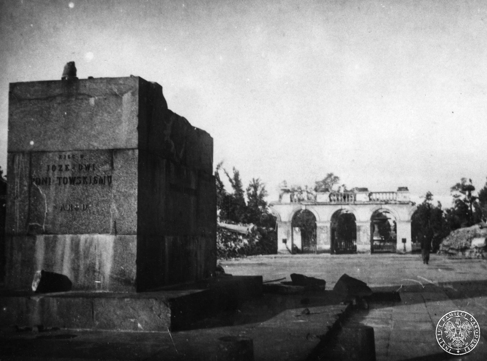 Na powojennym zdjęciu cokół pomnika księcia Józefa Poniatowskiego i część kolumnady Pałacu Saskiego nad Grobem Nieznanego Żołnierza. Obiekty zniszczone przez Niemców po Powstaniu Warszawskim. Fot. AIPN