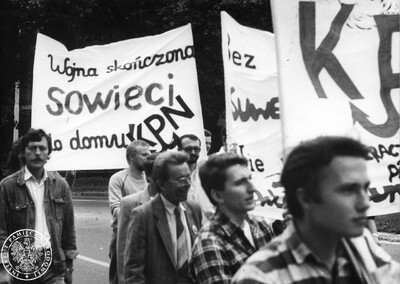 Manifestacja członków KPN z dnia 17.09.1989 r. IPNSz-3-9-1-2 (fot. z zasobu Archiwum IPN)