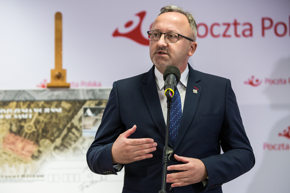 Prezentacja znaczka pocztowego z nowej serii filatelistycznej „Zniszczenia wojenne”. Wiceprezes IPN dr hab. Karol Polejowski  – Warszawa, 2 września 2022. Fot. Sławek Kasper (IPN)