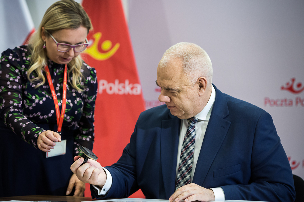 Prezentacja znaczka pocztowego z nowej serii filatelistycznej „Zniszczenia wojenne”. Wicepremier, minister aktywów państwowych Jacek Sasin – Warszawa, 2 września 2022. Fot. Sławek Kasper (IPN)