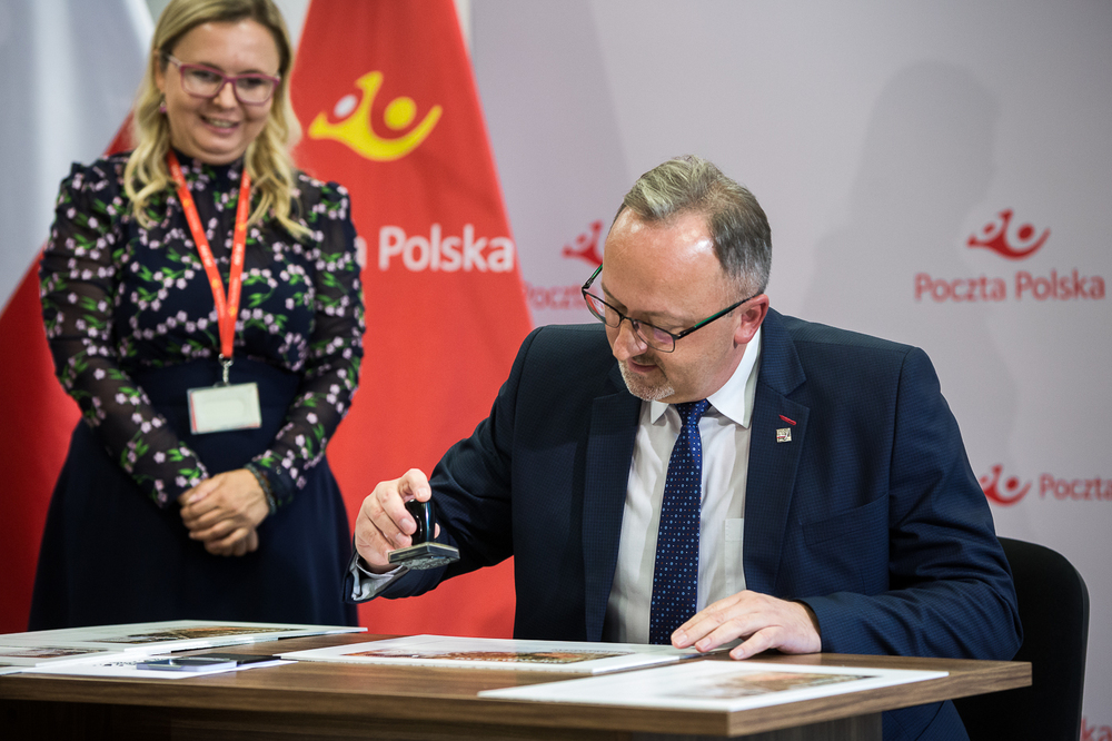 Prezentacja znaczka pocztowego z nowej serii filatelistycznej „Zniszczenia wojenne”. Wiceprezes IPN dr hab. Karol Polejowski  – Warszawa, 2 września 2022. Fot. Sławek Kasper (IPN)