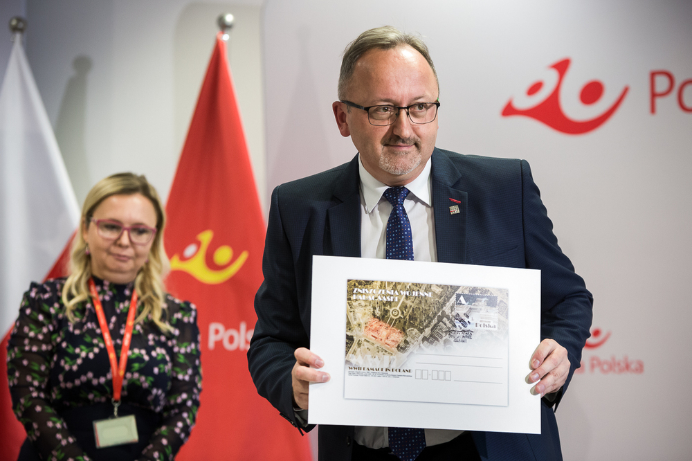 Prezentacja znaczka pocztowego z nowej serii filatelistycznej „Zniszczenia wojenne”. Wiceprezes IPN dr hab. Karol Polejowski  – Warszawa, 2 września 2022. Fot. Sławek Kasper (IPN)
