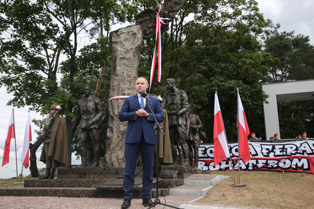 Prezes IPN dr Karol Nawrocki podczas odsłonięcia Pomnika Żołnierzy Wyklętych Niezłomnych w Mielcu – 3 września 2022. Fot. Sławek Kasper (IPN)