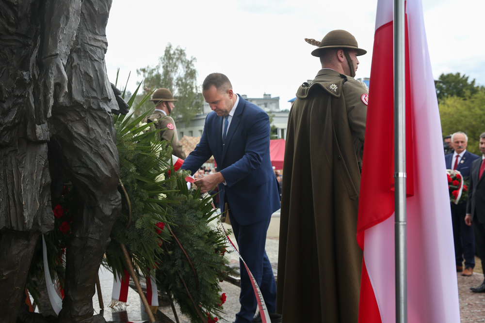 Prezes IPN dr Karol Nawrocki podczas odsłonięcia Pomnika Żołnierzy Wyklętych Niezłomnych w Mielcu – 3 września 2022. Fot. Sławek Kasper (IPN)