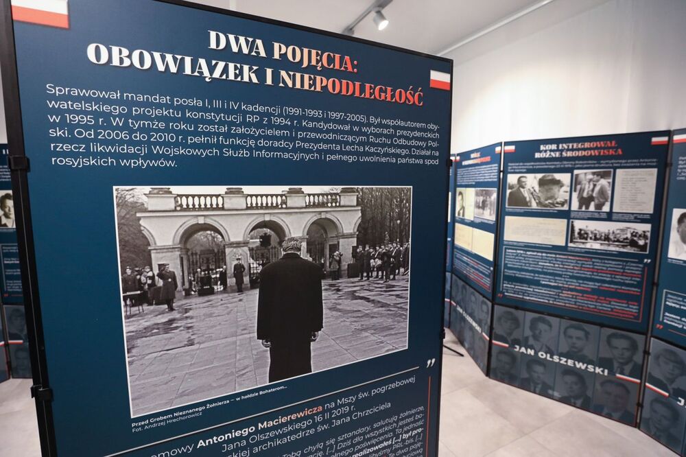 Wystawa IPN „Spojrzeć ludziom prosto w oczy… W 90. rocznicę urodzin Jana Olszewskiego” w Muzeum Historycznym Skierniewic – 5 września 2022. Fot. Mikołaj Bujak (IPN)
