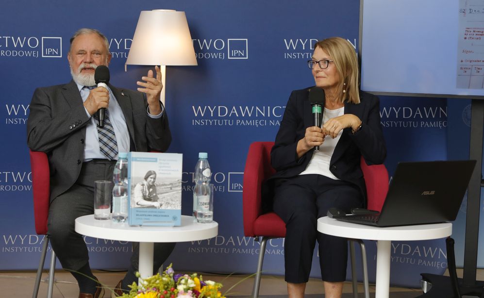 Dr Maria Radożycka-Paoletti i prof. Bogusław Polak. Dyskusja o książce „Wciąż szukamy Ojczyzny zgubionej w wrześniowych chmurach... Wojennym szlakiem majora Władysława Drelicharza (1913–1944)” – Warszawa, 5 września 2022. Fot. Piotr Życieński (IPN)