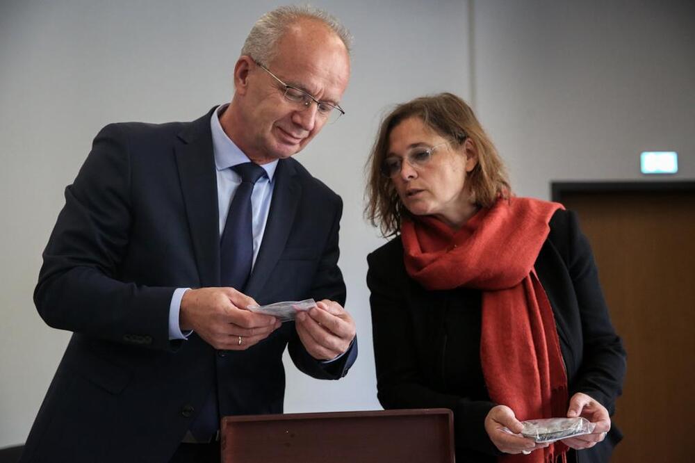 Wiceprezes IPN dr hab. Krzysztof Szwagrzyk przekazał do zbiorów Muzeum Ravensbrück artefakty odnalezione na terenie byłego KL Ravensbrück w trakcie prac archeologicznych, prowadzonych przez IPN w 2019 roku – 6 września 2022. Fot. Sławek Kasper (IPN)