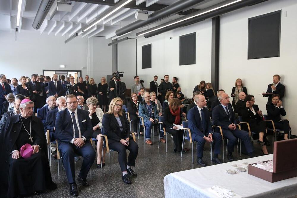 Wiceprezes IPN dr hab. Krzysztof Szwagrzyk przekazał do zbiorów Muzeum Ravensbrück artefakty odnalezione na terenie byłego KL Ravensbrück w trakcie prac archeologicznych, prowadzonych przez IPN w 2019 roku – 6 września 2022. Fot. Sławek Kasper (IPN)