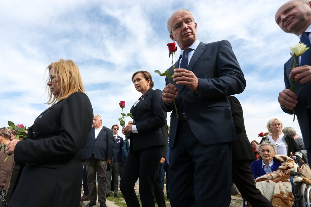 Uczestnicy uroczystości oddali hołd kobietom zamordowanym w KL  Ravensbrück składając białe i czerwone róże na tafli jeziora Schwedt, gdzie spoczywają prochy ofiar obozu – 6 września 2022. Fot. Sławek Kasper (IPN)