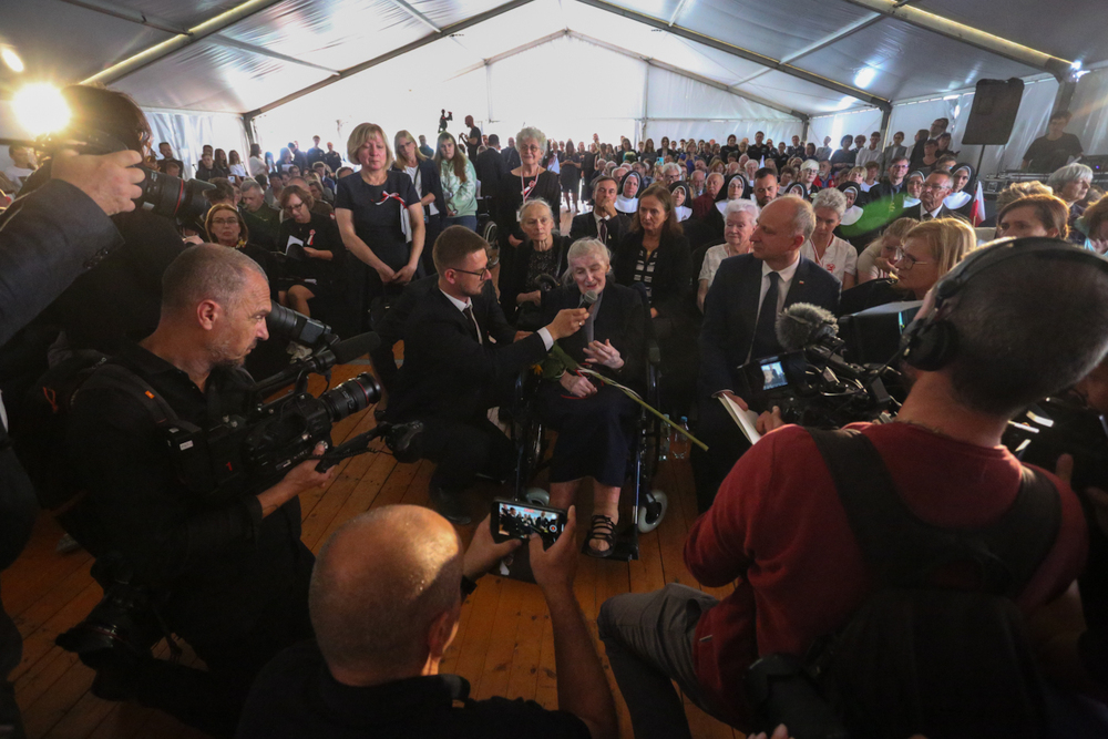 W centrum Wanda Półtawska, była więźniarka KL Ravensbrück. Uroczystości pogrzebowe polskich więźniarek KL Ravensbrück – Fürstenberg/ Havel, 6 września 2022. Fot. Sławek Kasper (IPN)