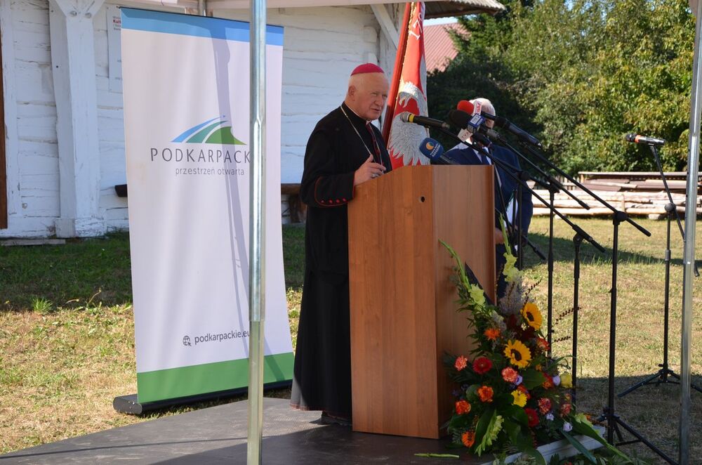 Abp Adam Szal. Uhonorowanie Abrahama Izaaka Segala odznaką „Zasłużony dla Województwa Podkarpackiego” – Markowa, 6 września 2022. Fot. Katarzyna Gajda-Bator (IPN)