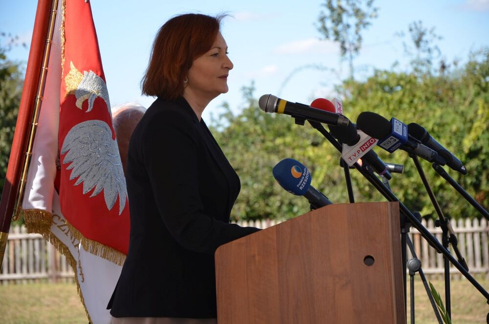 Ewa Leniart, wojewoda podkarpacki. Uhonorowanie Abrahama Izaaka Segala odznaką „Zasłużony dla Województwa Podkarpackiego” – Markowa, 6 września 2022. Fot. Katarzyna Gajda-Bator (IPN)