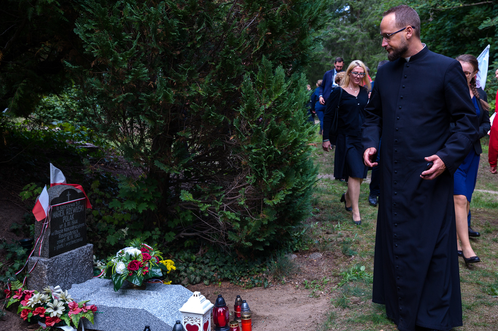 Przy grobie Marka Rzewuskiego, niemowlęcia urodzonego w obozie, zmarłego z wycieńczenia tuż przed końcem wojny. Fot. Sławek Kasper (IPN)