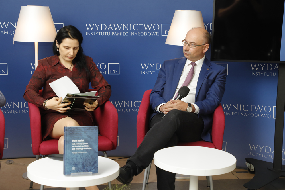 Dyskusja o książce „Stan badań nad pomocą Żydom na ziemiach polskich pod okupacją niemiecką – przegląd piśmiennictwa”. Na zdj. dr Mateusz Szpytma, zastępca prezesa IPN  i dr Alicja Gontarek, OBBH IPN w Lublinie – Warszawa, 7 września 2022. Fot. Piotr Życieński (IPN)