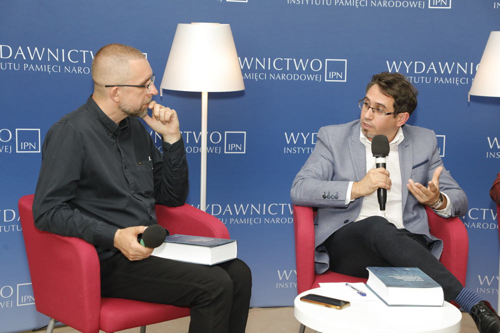Dyskusja o książce „Stan badań nad pomocą Żydom na ziemiach polskich pod okupacją niemiecką – przegląd piśmiennictwa”. Dr Tomasz Domański, Delegatura IPN w Kielcach (P) i Rafał Dudkiewicz, Polskie Radio 24 (L) – Warszawa, 7 września 2022. Fot. Piotr Życieński (IPN)