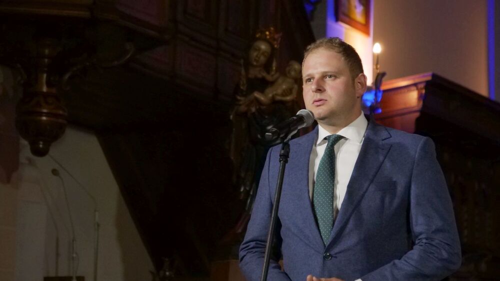 Widowisko IPN „Sprawiedliwi” upamiętniające Polaków ratujących Żydów pod okupacją niemiecką. Na zdj. Krystian Iwanow, dyrektor Biura Wydarzeń Kulturalnych IPN – Kazimierz Dolny, 9 września 2022. Fot. Szczepan Barczyk (IPN)