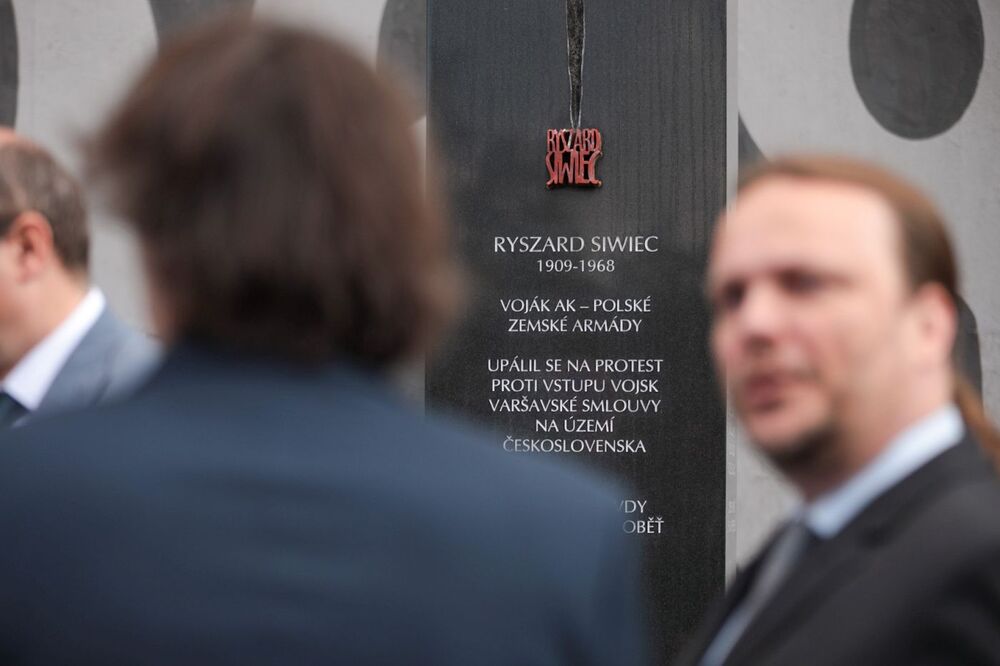 Uroczystości pod pomnikiem poświęconym Ryszardowi Siwcowi przy siedzibie Instytutu Badania Reżimów Totalitarnych – Praga (Czechy), 12 września 2022. Fot. Mikołaj Bujak (IPN)