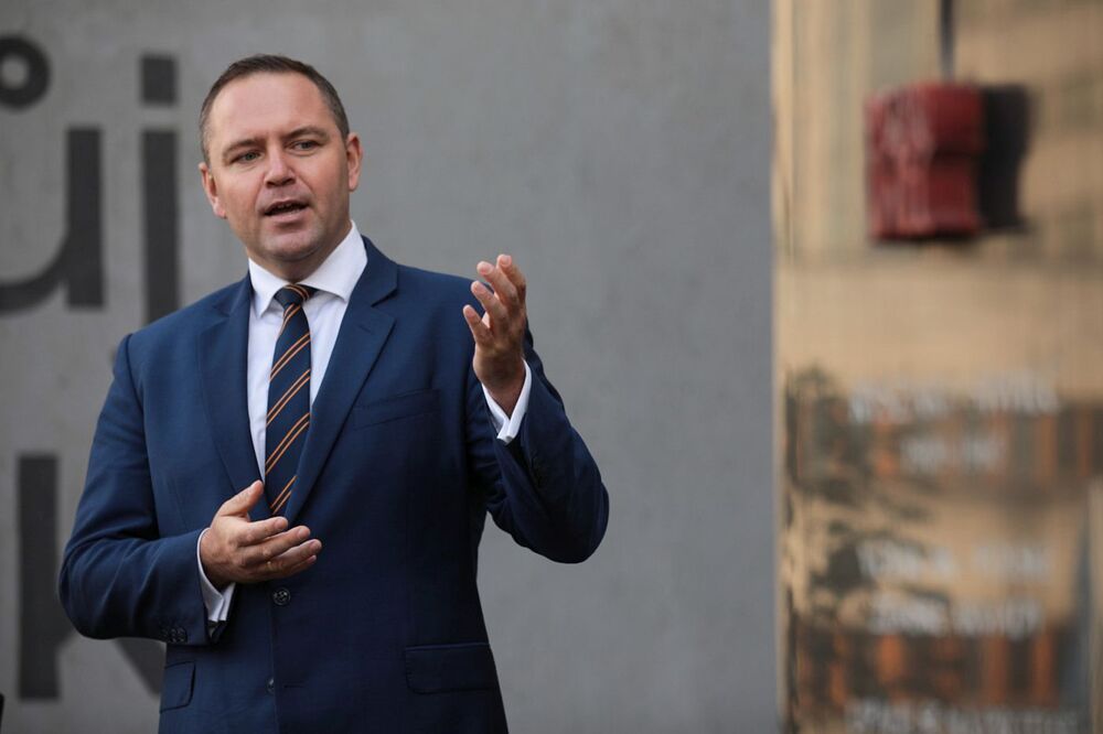 Prezes IPN dr Karol Nawrocki przy pomniku poświęconym Ryszardowi Siwcowi – Praga (Czechy), 12 września 2022. Fot. Mikołaj Bujak (IPN)