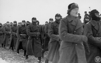 Żołnierze Andersa maszerują podczas defilady w Buzułuku w grudniu 1941 r.