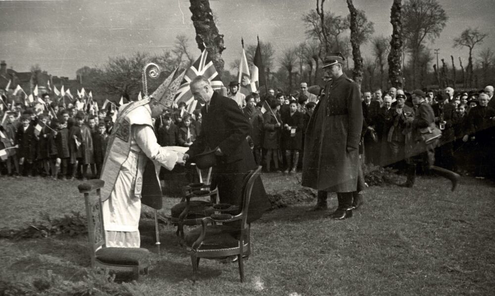Uroczystość wręczenia sztandaru Samodzielnej Brygadzie Strzelców Podhalańskich w Malestroit w Bretanii, 10 kwietnia 1940 r. Prezydent RP Władysław Raczkiewicz wita się z biskupem polowym Józefem Gawliną. Fot. NAC