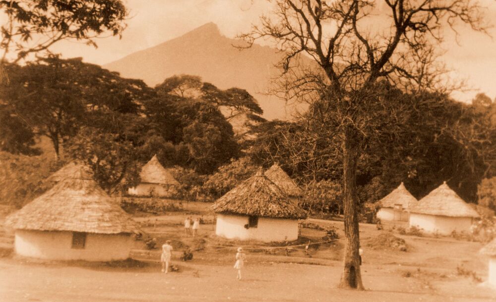 Osiedle Tengeru, w tle góra Meru, 1945 r. Fot. ze zbiorów Marii Podoskiej