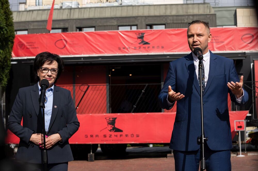 Marszałek Sejmu Elżbieta Witek i prezes IPN Karol Nawrocki podczas konferencji inaugurującej mobilną prezentację „Gry szyfrów” – Warszawa, 14 września 2022. Fot. Mikołaj Bujak (IPN)