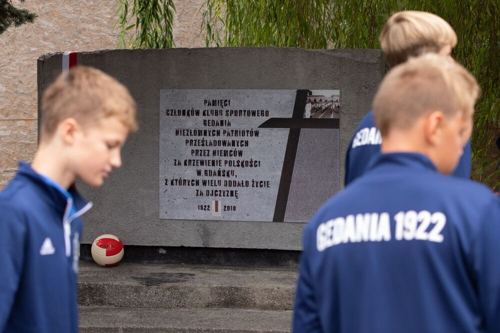 Przed pomnikiem Pomordowanych i Poległych Gedanistów – Gdańsk, 15 września 2022. Fot. Mikołaj Bujak (IPN)