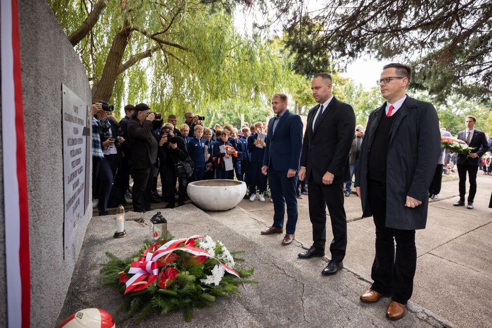 Przed pomnikiem Pomordowanych i Poległych Gedanistów – Gdańsk, 15 września 2022. Fot. Mikołaj Bujak (IPN)