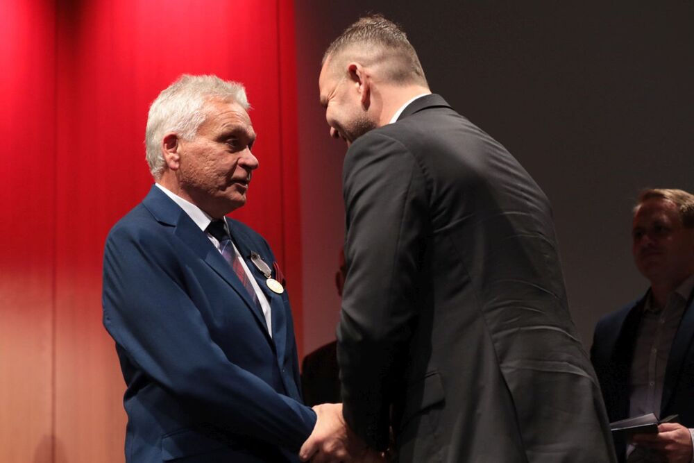Prezes IPN dr Karol Nawrocki wręczył prezesowi Gedanii Władysławowi Barwińskiemu złoty Medal „Reipublicae Memoriae Meritum” – Gdańsk, 15 września 2022. Fot. Mikołaj Bujak (IPN)