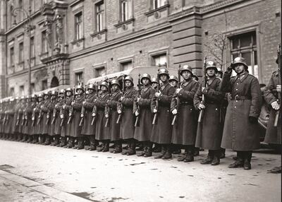 Policjanci w czasie uroczystości w Krakowie, na Placu Matejki. Kompania 7 (G) Rezerwy Policji Państwowej. Fot. NAC