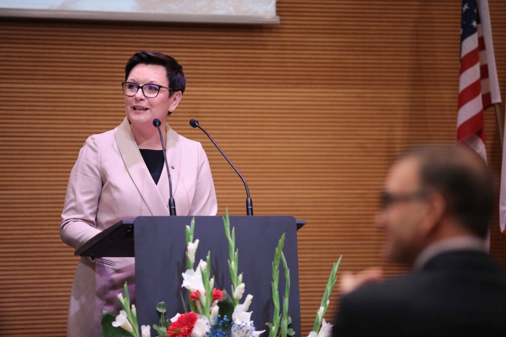 Iwona Stefaniak, dyrektor Muzeum im. Kazimierza Pułaskiego w Warce, podczas otwarcia wystawy „»Ramię krzep – Ojczyźnie służ«. 135 rocznica powstania Sokolstwa Polskiego w Ameryce” – Warka, 16 września 2022. Fot. Mikołaj Bujak (IPN)