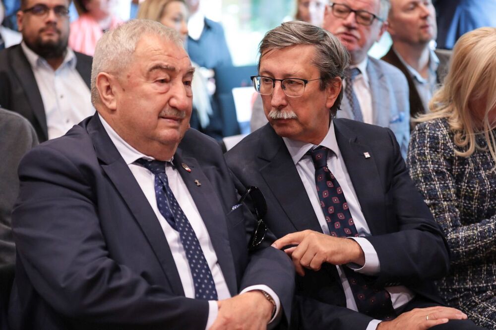 Otwarcie wystawy „»Ramię krzep – Ojczyźnie służ«. 135 rocznica powstania Sokolstwa Polskiego w Ameryce”. Na zdj. Andrzej Melak (L) i Jan Żaryn (P) – Warka, 16 września 2022. Fot. Mikołaj Bujak (IPN)