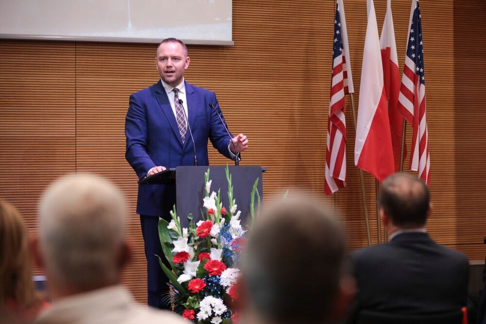 Dr Karol Nawrocki, prezes IPN, podczas otwarcia wystawy „»Ramię krzep – Ojczyźnie służ«. 135 rocznica powstania Sokolstwa Polskiego w Ameryce” – Warka, 16 września 2022. Fot. Mikołaj Bujak (IPN)