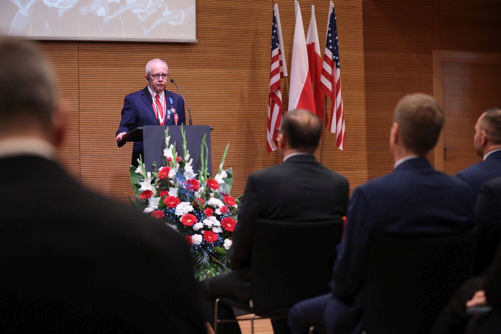 Timothy Kuzma, prezes Polish Falcons of America, podczas otwarcia wystawy „»Ramię krzep – Ojczyźnie służ«. 135 rocznica powstania Sokolstwa Polskiego w Ameryce” – Warka, 16 września 2022. Fot. Mikołaj Bujak (IPN)