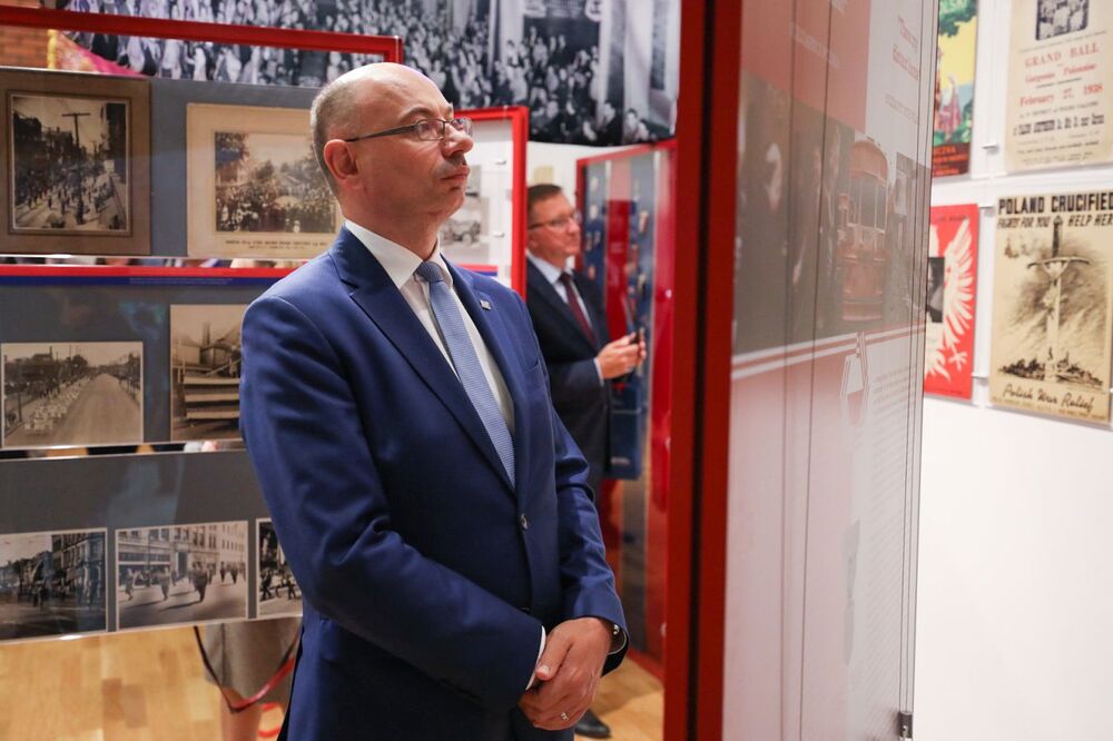 Dr Mateusz Szpytma, wiceprezes IPN, podczas otwarcia wystawy „»Ramię krzep – Ojczyźnie służ«. 135 rocznica powstania Sokolstwa Polskiego w Ameryce” – Warka, 16 września 2022. Fot. Mikołaj Bujak (IPN)