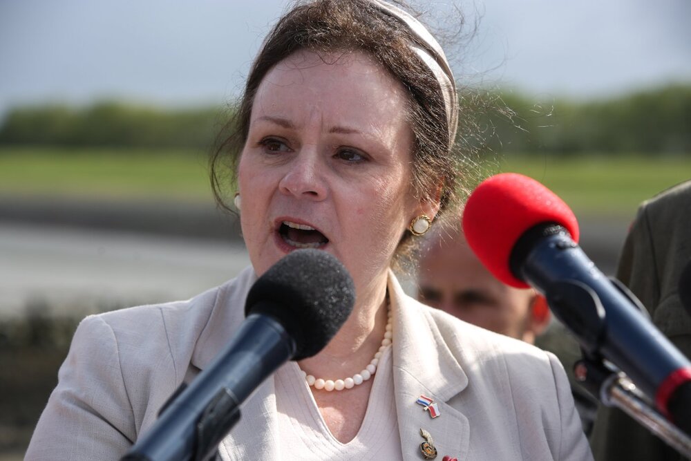 Karolina Skillen Maczek, wnuczka generała, podczas uroczystości odsłonięcia pomnika generała Stanisława Maczka w Terneuzen – 16 września 2022. Fot. Sławek Kasper (IPN)