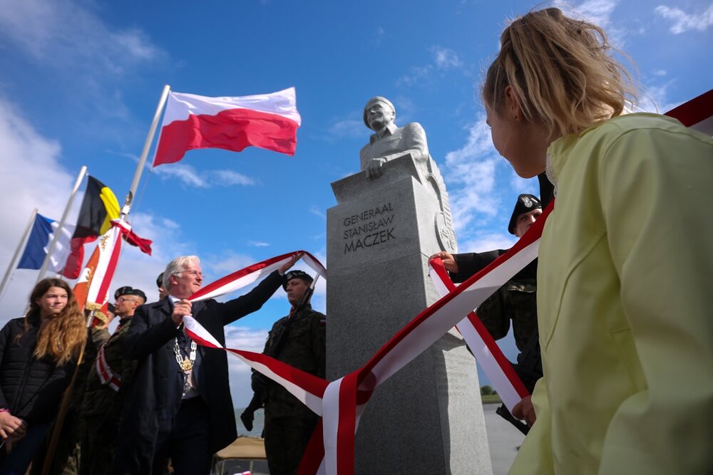 Uroczystość odsłonięcia pomnika generała Stanisława Maczka w Terneuzen – 16 września 2022. Fot. Sławek Kasper (IPN)