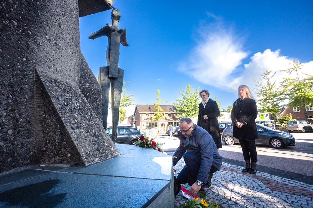 Wiceprezes IPN dr hab. Karol Polejowski złożył kwiaty pod  pomnikiem upamiętniającym 1. Samodzielną Brygadę Spadochronową wzniesionym ku czci poległych żołnierzy polskich – 16 września 2022. Fot. Sławek Kasper (IPN)