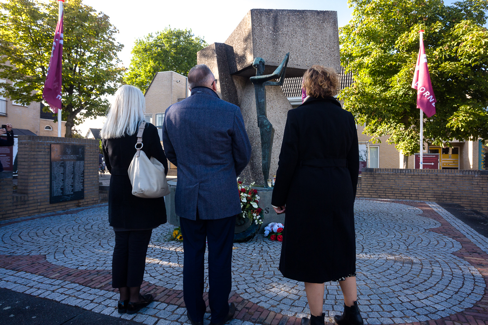 Wiceprezes IPN dr hab. Karol Polejowski złożył kwiaty pod  pomnikiem upamiętniającym 1. Samodzielną Brygadę Spadochronową wzniesionym ku czci poległych żołnierzy polskich – 16 września 2022. Fot. Sławek Kasper (IPN)