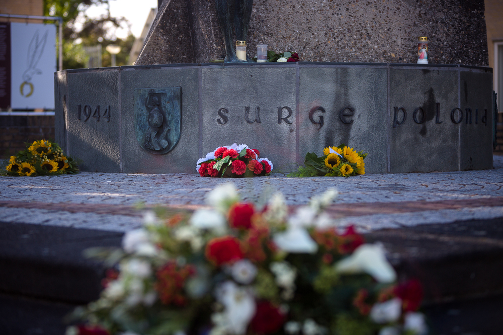 Wiceprezes IPN dr hab. Karol Polejowski złożył kwiaty pod  pomnikiem upamiętniającym 1. Samodzielną Brygadę Spadochronową wzniesionym ku czci poległych żołnierzy polskich – 16 września 2022. Fot. Sławek Kasper (IPN)