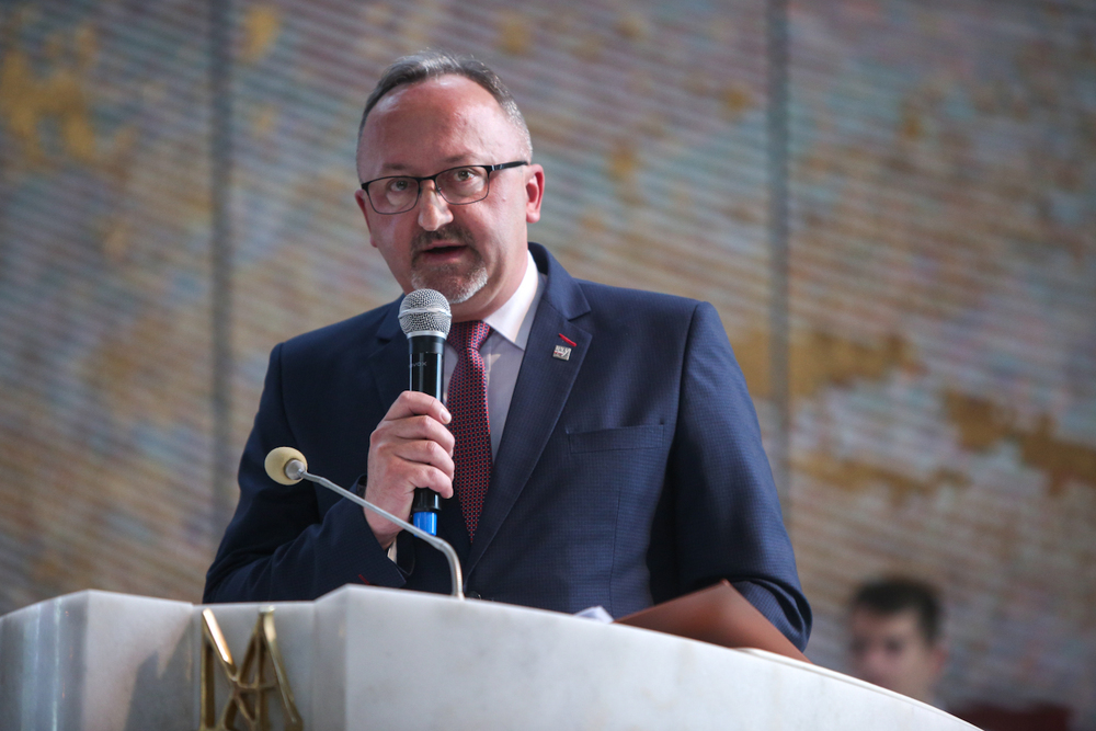 Dr hab. Karol Polejowski, wiceprezes IPN, podczas uroczystości odsłonięcia pomnika poświęconego żołnierzom szwadronu Zdzisława Badochy „Żelaznego” 5. Wileńskiej Brygady Armii Krajowej – Sierakowice, 18 września 2022. Fot. Sławek Kasper (IPN)