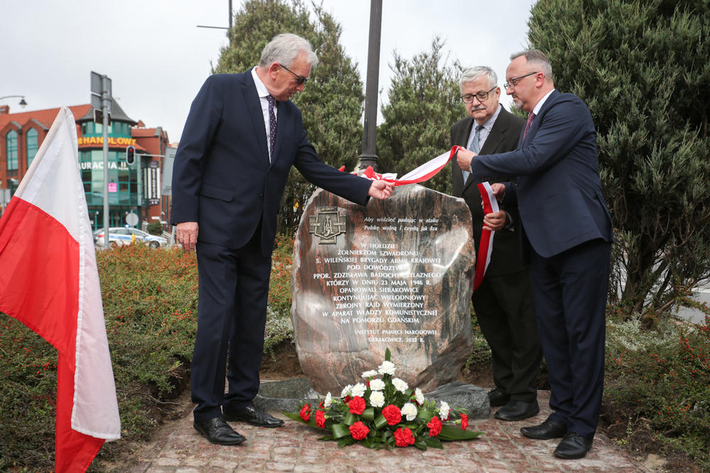 Uroczystość odsłonięcia pomnika poświęconego żołnierzom szwadronu Zdzisława Badochy „Żelaznego” 5. Wileńskiej Brygady Armii Krajowej – Sierakowice, 18 września 2022. Fot. Sławek Kasper (IPN)
