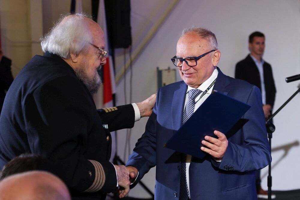 Uroczystość odsłonięcia tablicy upamiętniającej nadanie Badawczo-Szkoleniowemu Ośrodkowi Manewrowania Statkami w Iławie imienia kpt. ż.w. Zbigniewa Sulatyckiego – 19 września 2022. Fot. Mikołaj Bujak (IPN)