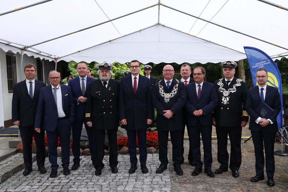 Uroczystość odsłonięcia tablicy upamiętniającej nadanie Badawczo-Szkoleniowemu Ośrodkowi Manewrowania Statkami w Iławie imienia kpt. ż.w. Zbigniewa Sulatyckiego – 19 września 2022. Fot. Mikołaj Bujak (IPN)
