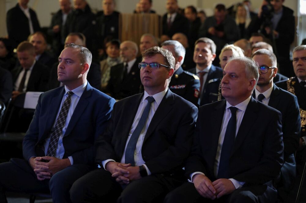 Uroczystość odsłonięcia tablicy upamiętniającej nadanie Badawczo-Szkoleniowemu Ośrodkowi Manewrowania Statkami w Iławie imienia kpt. ż.w. Zbigniewa Sulatyckiego – 19 września 2022. Fot. Mikołaj Bujak (IPN)