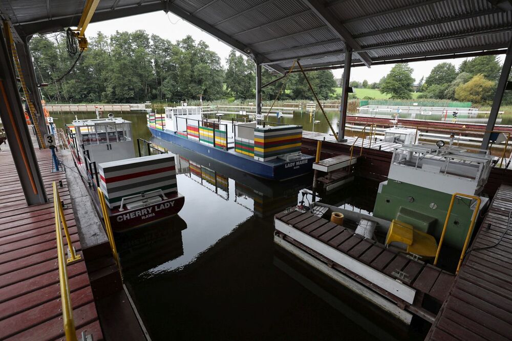 Uroczystość odsłonięcia tablicy upamiętniającej nadanie Badawczo-Szkoleniowemu Ośrodkowi Manewrowania Statkami w Iławie imienia kpt. ż.w. Zbigniewa Sulatyckiego – 19 września 2022. Fot. Mikołaj Bujak (IPN)