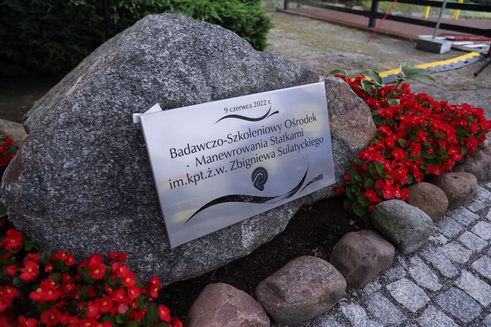 Uroczystość odsłonięcia tablicy upamiętniającej nadanie Badawczo-Szkoleniowemu Ośrodkowi Manewrowania Statkami w Iławie imienia kpt. ż.w. Zbigniewa Sulatyckiego – 19 września 2022. Fot. Mikołaj Bujak (IPN)