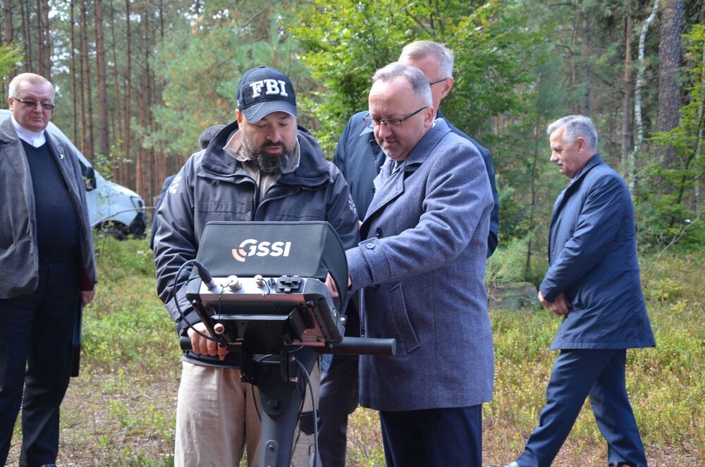 Dr hab. Karol Polejowski, wiceprezes IPN na miejscu poszukiwań mogił ofiar obozu NKWD w Trzebusce – Nienadówka, 19 września 2022. Fot. Katarzyna Gajda-Bator IPN